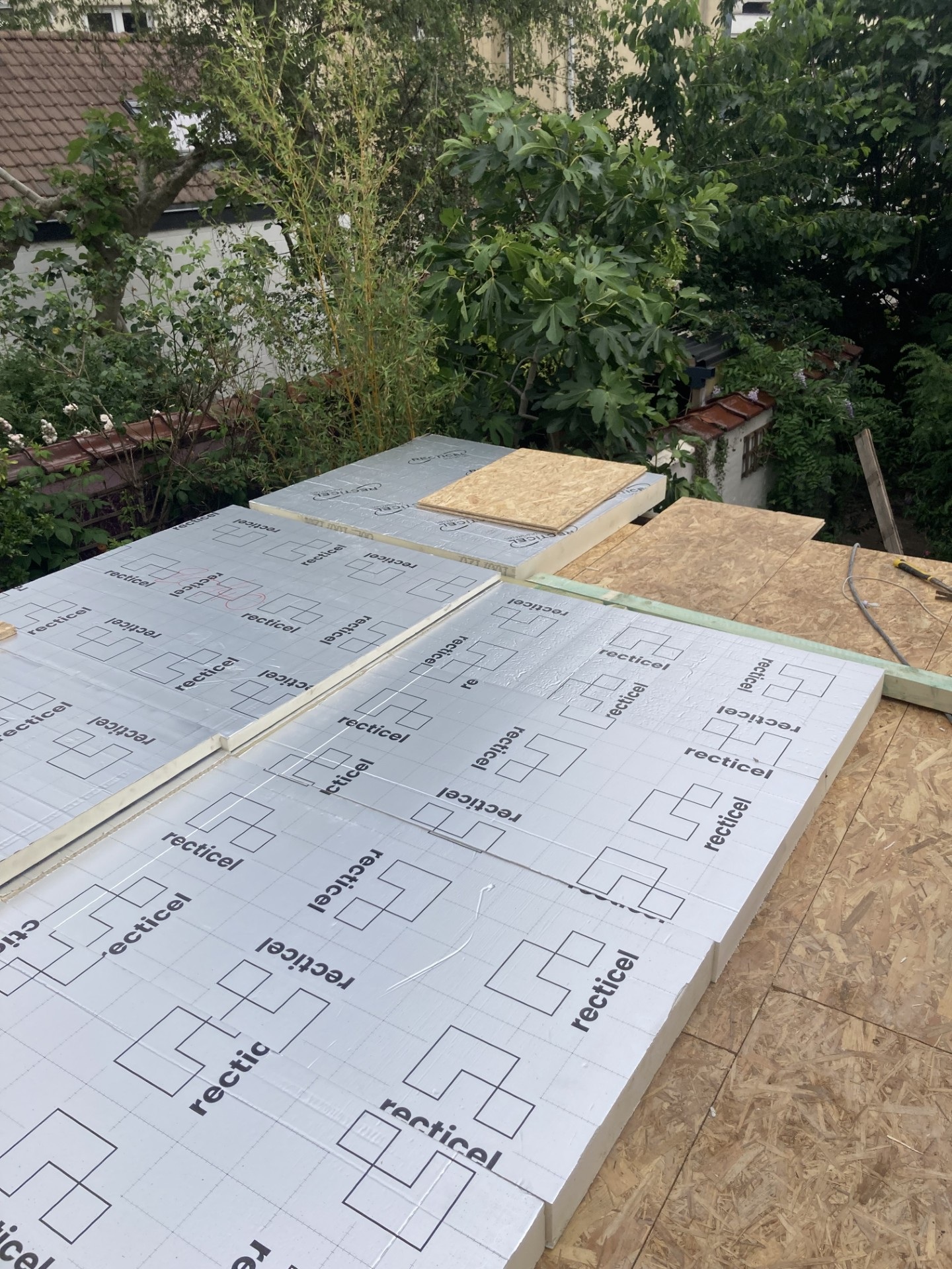 Isolation extérieure de 15 cm sur une toiture plate avec nouvelle étanchéité en roofing